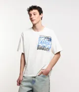 Remera masculina modelo boxy de algodón grueso, color blanco, con cuello redondo, mangas cortas y estampa de Bob Esponja con efecto grafiti. 
