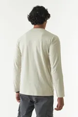 Remera de manga larga gris con cuello redondo y estampado con logo y texto en el frente.