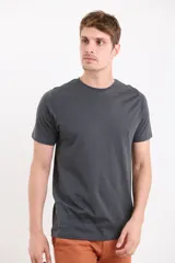 Remera negra de manga corta con cuello redondo y logo pequeño bordado en el pecho.