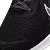 Championes de running Nike Quest 5, color negro con detalles en blanco y gris.