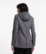 Saco largo de polivelour con textura espina de pez en tonos grises. Tiene cuello alto, capucha, cierre delantero con botón y cremallera, manga larga y bolsillos.