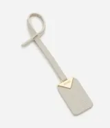 Cartera baguette pequeña color marrón con textura en relieve, correa ajustable, cierre con cremallera y solapa con detalle de colgante.