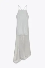 Vestido midi plateado confeccionado en hilo metalizado, con escote recto, tirantes finos y forro interior combinado.