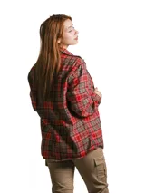 Camisa de viyela a cuadros rojos y negros, de manga larga y corte clásico.