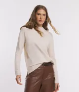 Blusa de punto color crema, con cuello alto y mangas largas.