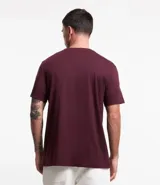 Remera de hombre color verde grisáceo, de manga corta y cuello redondo, confeccionada en algodón peruano.