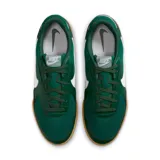 Championes Nike Terra Manta color verde con detalles en blanco y suela color caramelo.