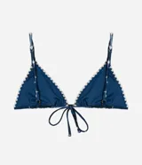 Top de bikini triangular con estampado de azulejos azules y blancos, breteles finos ajustables y detalle de volados en los bordes.