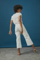 Pantalón culotte de jean color blanco, con tiro alto, corte ancho y terminación desflecada.