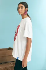 Remera blanca de algodón con estampado de un sol en el centro.