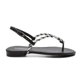 Sandalia de dedo color negro con tiras finas trenzadas en plateado y tira trasera con hebilla ajustable.