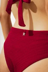 Bikini tiro alto color negro con textura acanalada.