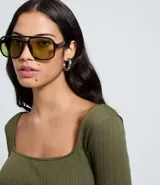 Body de manga larga color verde oliva, confeccionado en tejido acanalado, con escote cuadrado.