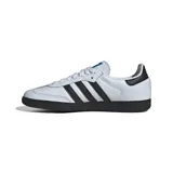 Championes Adidas Samba Og de cuero blanco con detalles en negro y suela de goma color caramelo.