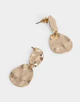 Par de aros colgantes cortos dorados con textura martillada.