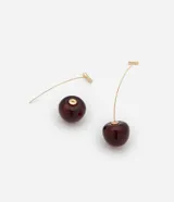 Par de aros colgantes con forma de cerezas rojas con tallos dorados.