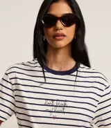 Blusa de mangas cortas con cuello redondo y rayas horizontales. Presenta un bordado con la frase "don't break my heart" y un corazón.