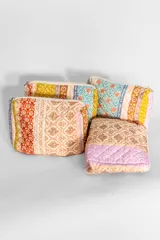 Neceser rectangular con cierre superior, estampado floral en tonos azul sobre fondo blanco.