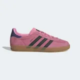 Championes Adidas Gazelle Indoor color rosa con detalles en negro y suela color caramelo.