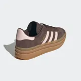 Championes Adidas Gazelle Bold color marrón con detalles en rosa y suela de plataforma color caramelo.