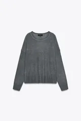 Sweater gris de punto con cuello redondo y manga larga. Detalle de costuras a contraste en color blanco en cuello y hombros.
