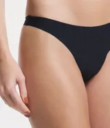 Bombacha bikini color negro, corte a hilo y sin estampado.