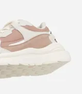 Championes jogging color rosa y blanco, con cordones y suela gruesa.