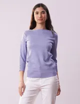 Sweater lila de tejido combinado, con cuello redondo y mangas 3/4 con detalle de botones.