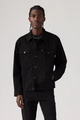 Campera de jean negra con cuello clásico, cierre frontal con botones metálicos, bolsillos con solapa abotonados en el pecho, bolsillos laterales y puños abotonados.