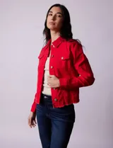 Campera de jean blanca, marca Baccini, con cuello solapa, bolsillos delanteros, abertura central con botones metálicos y terminación desflecada en el ruedo.