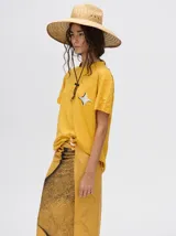 Pareo de viscosa con estampado centrado de diseño gráfico en colores sobrios.