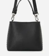 Bolso bucket pequeño de cuero sintético negro con correa de mano y asa larga desmontable. Decorado con spikes y detalles metálicos plateados.