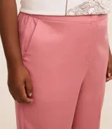 Conjunto de sastrería color rosa, compuesto por un blazer cruzado de corte holgado y un pantalón de vestir tiro alto, corte carrot con pinzas y puños doblados.