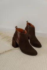 Botas cortas de cuero marrón con elástico lateral y tacón ancho.