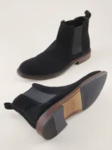 Botines Chelsea marrones de gamuza con elásticos laterales y tirador trasero.