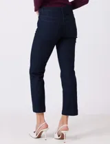 Jean wide leg azul oscuro, de tiro alto y pierna recta. Tiene pretina con pasadores, botón y cierre, y bolsillos delanteros y traseros.