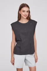 Remera sin mangas color gris oscuro con cuello redondo y corte holgado.