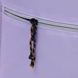 Mochila unisex Caterpillar (CAT) color lila pastel con detalles en gris y negro. Presenta un compartimento principal con cierre, un bolsillo frontal con cierre y bolsillos laterales de malla. Incluye presillas frontales y correas ajustables de malla transpirable.