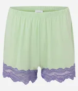 Conjunto de pijama color verde claro, compuesto por un top de breteles finos con escote en V y encaje color lila, y un short con cintura elástica y encaje lila en el ruedo.