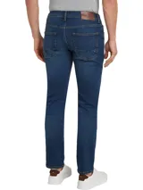 Pantalón de jean azul oscuro, corte recto, con cierre de botón y cremallera, cinco bolsillos y parche con logo de Tommy Hilfiger bordado en la parte trasera.