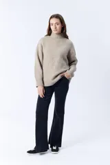 Polera beige melange de punto con cuello tortuga.