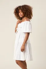 Vestido corto blanco con escote bardot, cintura fruncida y falda escalonada con vuelo.