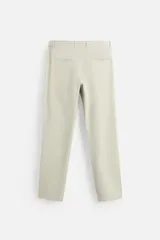 Pantalón de vestir gris oscuro, corte slim fit, con cintura elástica, bolsillos frontales y traseros de ojal.
