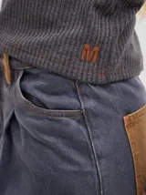 Remera gris de tejido acanalado, cuello redondo y corte crop.