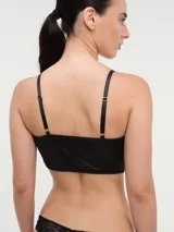 Corset blanco de satén con encaje floral en el busto y en el frente.