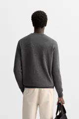 Jersey de hombre color beige, de cashmere, corte regular, cuello redondo y manga larga.