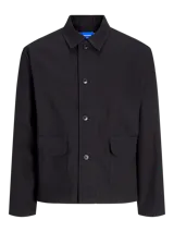 Campera negra corta de algodón, con cuello clásico, cierre con botones, puños abotonados y bolsillos frontales.