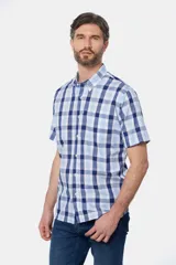 Camisa de manga corta con estampado a cuadros en tonos azul, rosa y blanco.
