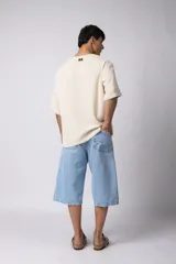 Remera negra de tejido tipo lino, corte holgado y cuello redondo. Sin estampas ni bordados.