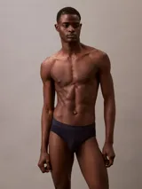Pack de tres slips Calvin Klein Ultra Soft Modal en colores negro, azul marino y gris. Confeccionados en mezcla de modal y elastano, con cinturilla elástica con el logo de la marca.